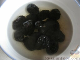 Оладьи с черносливом: Как приготовить оладьи с черносливом:    Вскипятить чайник. Залить чернослив кипятком на 5 минут.