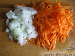 Солянка сборная с куриными крылышками: Тем временем почистить и помыть лук и морковь. Лук нарезать кубиками. Морковь натереть на крупной терке.