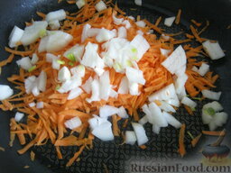 Солянка сборная с куриными крылышками: Разогреть сковороду, налить растительное масло. Выложить лук и морковь.