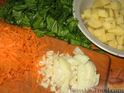 Щавельник с белыми грибами: Подготовим овощи. Очистим лук, морковь и картофель. Вымоем щавель и зелень.   Картофель нарежем кубиками, лук - мелкими кубиками, а морковь - соломкой. Щавель крупно нарежем.