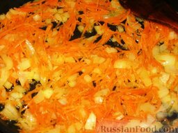 Щавельник с белыми грибами: В сковороде на разогретом масле пассеруем лук и морковь.