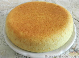 Пышный кокосовый бисквит на кефире (в мультиварке): Вылейте тесто в мультиварку, поставьте режим 