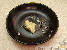 Салат с пикантными шампиньонами: Пока грибы жарятся, очистить и раздавить зубок (или два небольших) чеснока.