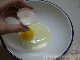 Домашняя лапша из ржаной муки: Как приготовить домашнюю лапшу из ржаной муки:    Яйца смешать с водой в пропорции: на одно куриное яйцо 