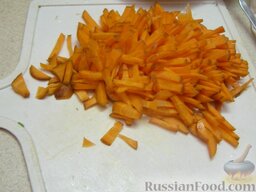 Красный борщ "Три хозяйки": Морковь очистить, вымыть и нарезать соломкой.