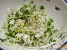 Салат из капусты с кинзой и кунжутом: Смешать капусту с кинзой. Добавить соль, перец, яблочный уксус. Капусту слегка помять (так она будет мягче) и оставить на 10 минут.