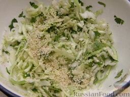 Салат из капусты с кинзой и кунжутом: Добавить в салат из капусты кунжут и кукурузное масло. Перемешать.