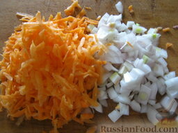 Паста (макароны) с овощами и сыром: Тем временем очистить и помыть лук и морковь. Лук нарезать кубиками. Морковь натереть на крупной терке.