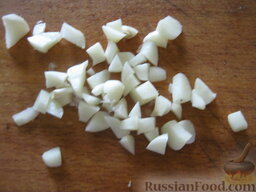 Паста (макароны) с овощами и сыром: Очистить и нарезать чеснок.