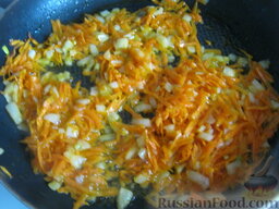 Паста (макароны) с овощами и сыром: Выложить морковь и лук. тушить все вместе, помешивая, 2-3 минуты.