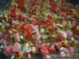 Паста (макароны) с овощами и сыром: Выложить помидоры, тушить все вместе 3-4 минуты, помешивая. Посолить, поперчить и добавить специи. Хорошо перемешать.