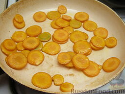Теплый салат из цуккини и морковки: Разогреть 1 ст. ложку масла. Обжаривать ломтики моркови на средне-сильном огне, помешивая, 7-10 минут. Морковь должна подрумяниться.  Затем морковь выкладываем в отдельную миску.