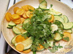 Теплый салат из цуккини и морковки: К обжаренным цуккини добавить ломтики моркови, зелень, чеснок, соль. Перемешать. Прогреть теплый салат из овощей 1-2 минуты.