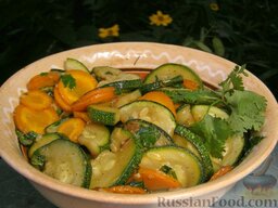Теплый салат из цуккини и морковки: Полить теплый салат из овощей лимонным соком, посыпать молотым перцем и подавать!