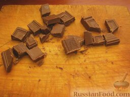 Творожные клецки с шоколадом: Шоколад нарезать кусочками с ребром примерно 1 см.