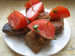 Шашлык на сковороде (из свинины): Шашлык из свинины на сковороде  готов. Подать шашлык со свежими овощами.  Приятного аппетита!