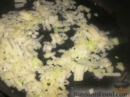 Мясные тефтели с рисом под молочным соусом: Как приготовить мясные тефтели с рисом:    Мелко порезать лук и обжарить на 1 ст. ложке растительного масла.