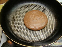 ШокоЛадные оладьи: На сковороде разогреть 1 ст. ложку растительного масла. На середину сковороды налить теста из расчета 1,5-2 ст. ложки. Накрыть крышкой и жарить на среднем огне 2-3 минуты.