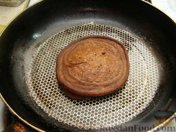 ШокоЛадные оладьи: Затем оладью перевернуть и жарить под крышкой еще 2-3 минуты.    Пожарить так все шоколадные оладьи. Масло добавлять по чайной ложке по мере необходимости.