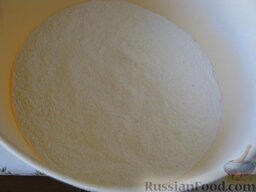 Пирог "Маковый": Приготовить тесто для макового пирога.   Муку просеять через сито (5-6 стаканов).