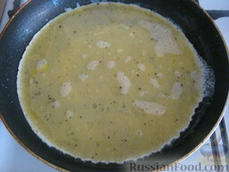 Омлет "Растрепка": Разогреть сковороду. Выложить сливочное масло или налить растительное масло. В горячее масло вылить подготовленные яйца.