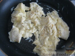 Омлет "Растрепка": Перемешивать омлет с молоком на сковороде до полной его готовности, 2-3 минуты, на среднем огне.