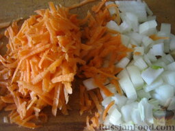 Бульон с вермишелью и цветной капустой: Очистить и помыть лук и морковь. Лук нарезать кубиками. Морковь натереть на крупной терке. Через 20 минут в кастрюлю добавить лук и морковь. Варить 10 минут.