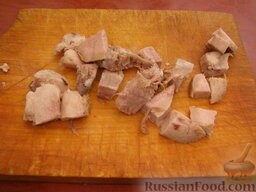 Фриттата с цуккини: Отварное мясо (я брала язык) нарезать кубиками.