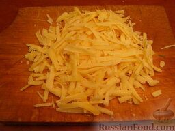 Фриттата с цуккини: Сыр натереть на терке. Четветь сыра отложить для того, чтобы посыпать фриттату сверху.