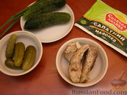 Простой салат с тунцом и огурцами: Подготовить продукты для салата с тунцом.