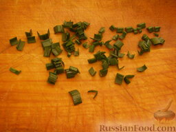 Простой салат с тунцом и огурцами: Зеленый чеснок очистить и мелко нарубить.  Можно заменить зеленым луком.