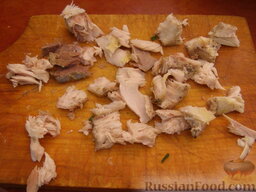 Простой салат с тунцом и огурцами: Мякоть тунца обсушить, отделить от косточек и разобрать на мелкие кусочки.