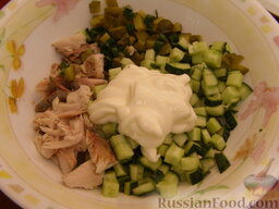 Простой салат с тунцом и огурцами: Смешать тунца с солеными и свежими огурцами. Добавить в салат с тунцом майонез. Перемешать.