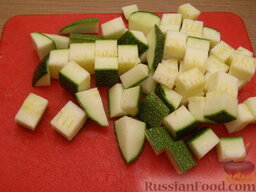 Овощное соте с шампиньонами и сыром (в микроволновке): Как приготовить овощное соте с шампиньонами:    Цуккини или кабачок нарезать на кубики с ребром 1-1,5 см.