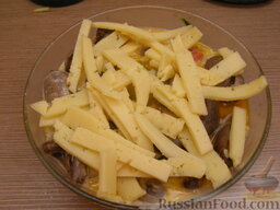 Овощное соте с шампиньонами и сыром (в микроволновке): Посыпать соте сверху сыром.  Готовить еще 2,5 минуты при мощности 850.