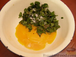 Домашняя паста с базиликом, орехами и пармезаном: Смешать с желтками. Можно использовать целые яйца из расчета 