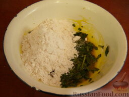 Домашняя паста с базиликом, орехами и пармезаном: Постепенно добавлять муку. Количество муки зависит от размера яиц.