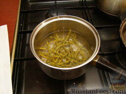 Домашняя паста с базиликом, орехами и пармезаном: Вскипятить воду, добавить соль. Варить подготовленную домашнюю пасту 10-15 минут.