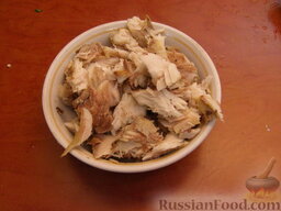 Овощной салат с тунцом: Как приготовить салат овощной с тунцом:    Кусочки тунца обсушить, отделить от косточек, разобрать на небольшие кусочки.