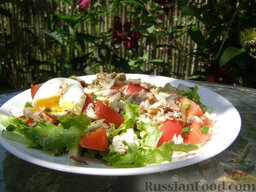 Овощной салат с тунцом: Поливаем салат овощной с тунцом заправкой и подаем.    Приятного аппетита!