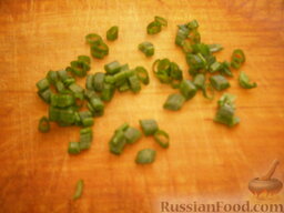 Овощной салат с тунцом: Зеленый лук вымыть и нарезать.