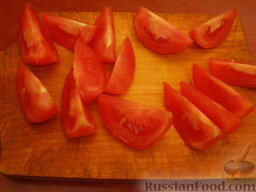 Овощной салат с тунцом: Помидоры вымыть и нарезать ломтиками.  Для этого салата можно взять помидоры черри - их разрезаем на половинки.