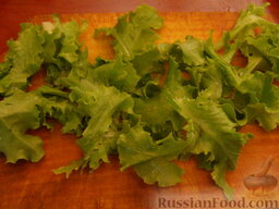 Овощной салат с тунцом: Салат вымыть. Нарезать или порвать руками.