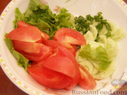 Овощной салат с тунцом: Овощи аккуратно смешать.