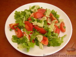 Овощной салат с тунцом: Первым слоем выложить на плоское блюдо овощную смесь.
