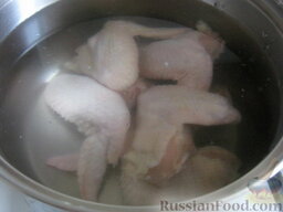 Суп куриный с брокколи: Залить холодной водой. По мере закипания бульона снять шум. Варить на самом маленьком огне 30 минут, под крышкой.