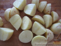 Суп куриный с брокколи: Тем временем очистить, помыть и нарезать картофель.