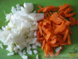 Суп куриный с брокколи: Очистить, помыть и нарезать лук (кубиками) и морковь (соломкой).