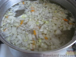 Суп куриный с брокколи: Курица сварилась, выложить в бульон картофель, рис, морковь и лук. Посолить. Варить 15-20 минут.