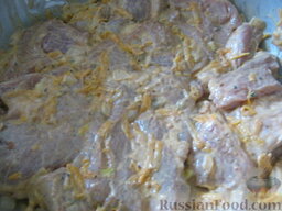 Горчично-овощной маринад для шашлыка: Мясо вымыть, обсушить, разрезать на порционные куски. Выложить подготовленное мясо в маринад, хорошо перемешать. Мариновать мясо 3-4 часа.
